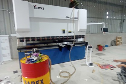 Cấp dầu thủy lực nhập khẩu cho khách hàng dùng máy chấn